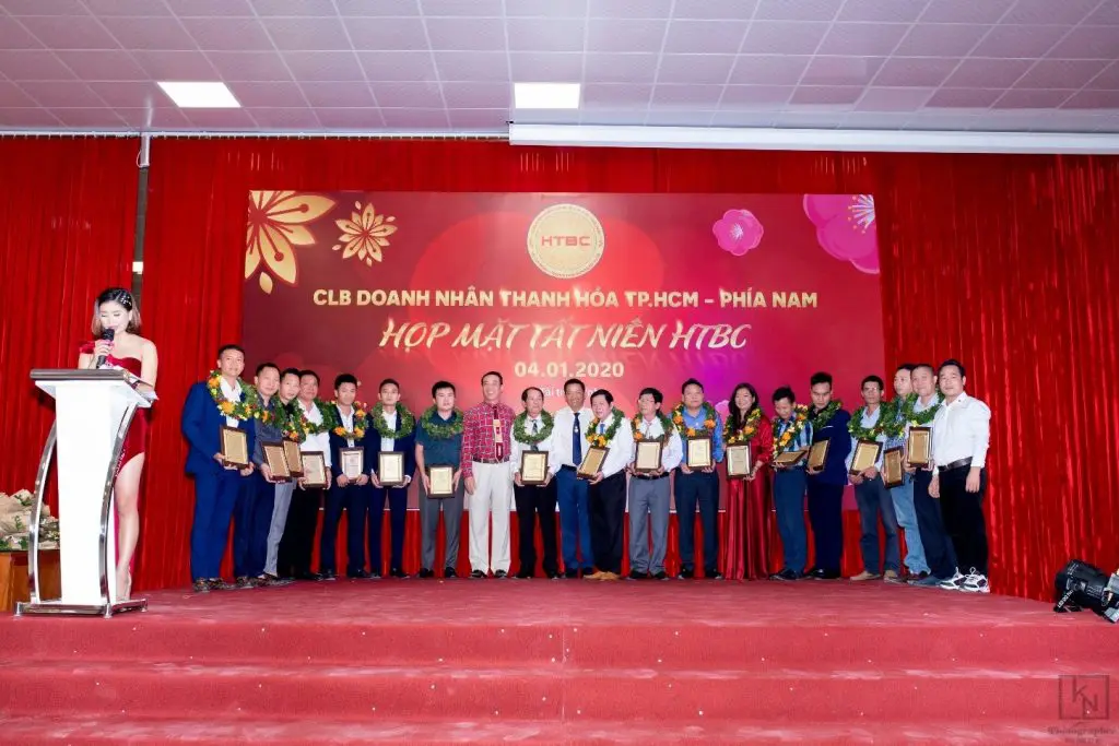Ông Trịnh Tiến Dũng – Chủ tịch HTBC và ông Trần Văn Mười – PCT Thường Trực HTBC trao kỉ niệm chương chứng nhận Hội viên mới.