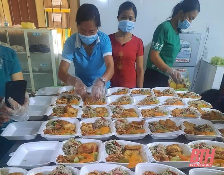 Read more about the article Phụ nữ huyện Thọ Xuân nấu hơn 9.200 suất cơm “0 đồng” dành tặng cán bộ, chiến sĩ và công dân cách ly phòng chống dịch COVID-19