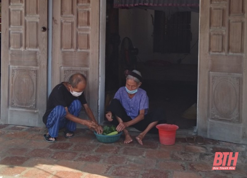 You are currently viewing Thơm thảo tấm lòng 2 ông bà hơn 80 tuổi hỗ trợ nhu yếu phẩm phòng, chống dịch COVID-19