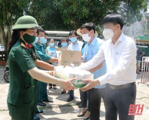 Read more about the article Trao quà cho người có hoàn cảnh khó khăn đang cách ly tập trung tại TP Sầm Sơn
