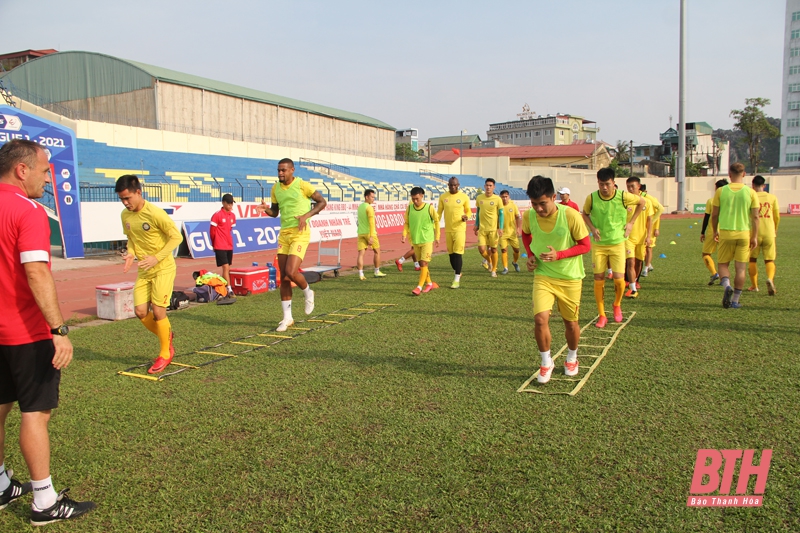 Các cầu thủ Đông Á Thanh Hóa đã nghỉ tập, được “xả trại”.