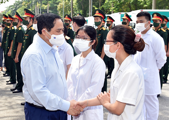 Thủ tướng Phạm Minh Chính động viên đội ngũ y bác sĩ tại Lễ phát động chiến dịch  tiêm chủng vắc xin phòng chống COVID-19 trên toàn quốc, ngày 10/7 - Ảnh: VGP