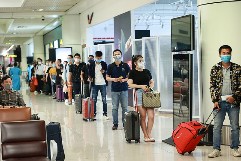 You are currently viewing Những hành khách đầu tiên từ sân bay Nội Bài vào TP.HCM