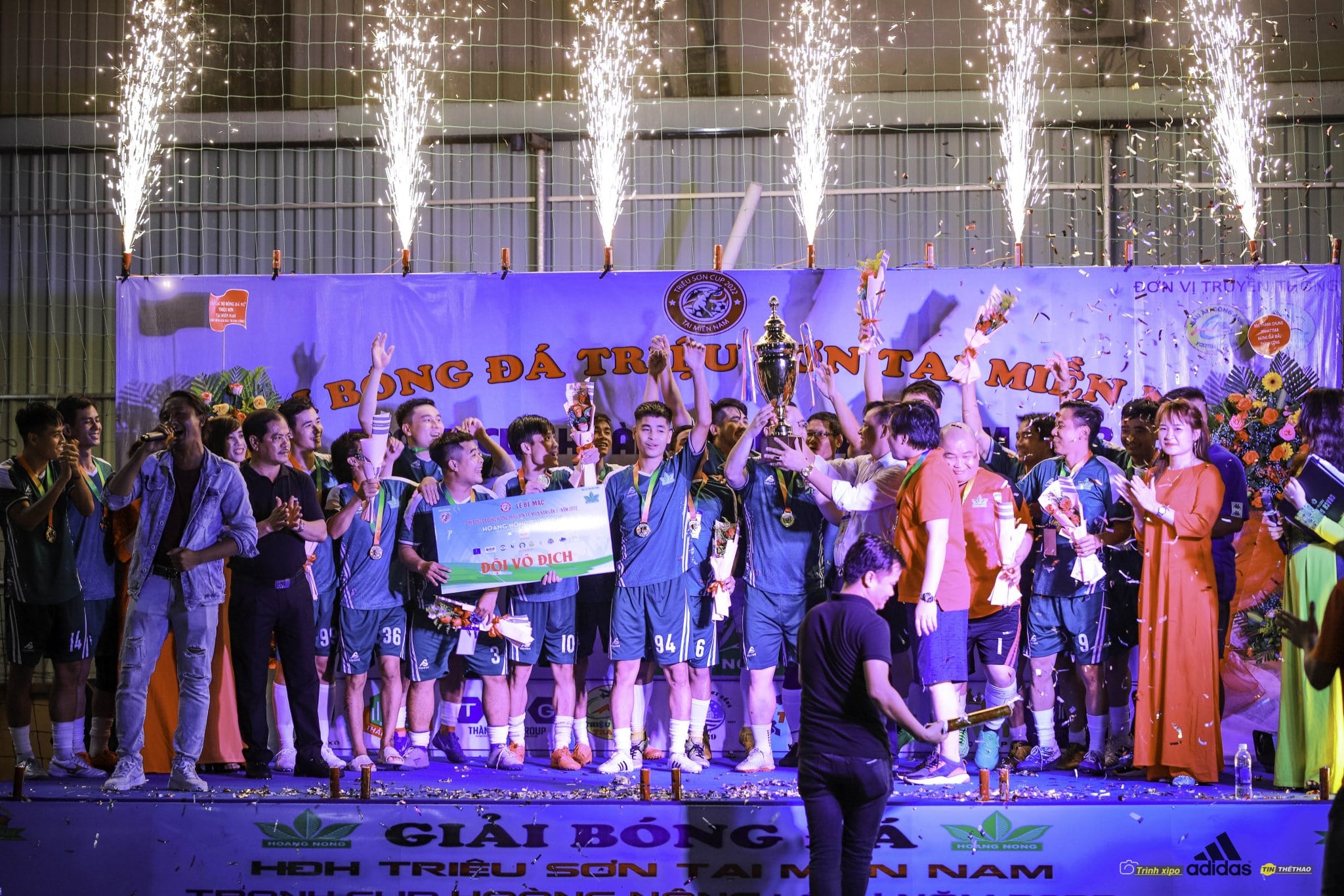 Read more about the article Bế mạc giải bóng đá Triệu Sơn tại miền Nam tranh cúp Hoàng Nông lần thứ I – 2022